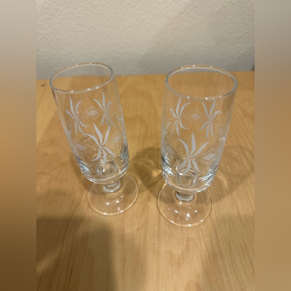 Vintage Glads Stemware with White Star Accents - Picture 3 of 5